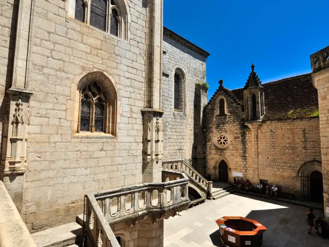 Rocamadour.parvis©otvd C.ory.2592