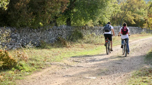 sports-de-pleine-nature-sur-le-causse-j-morel.jpg