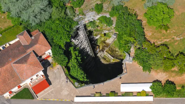 Vue aérienne sur l'Orifice du Gouffre avec une vue plongeante sur le Grand Escalier.