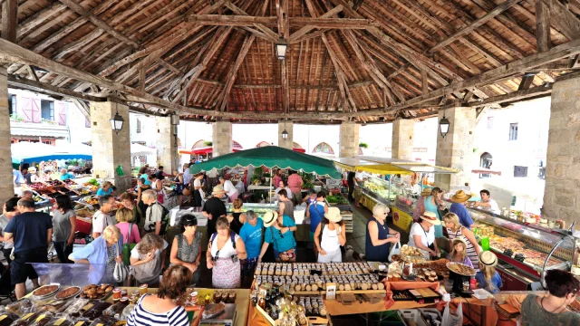 Marché sous la halle à Martel