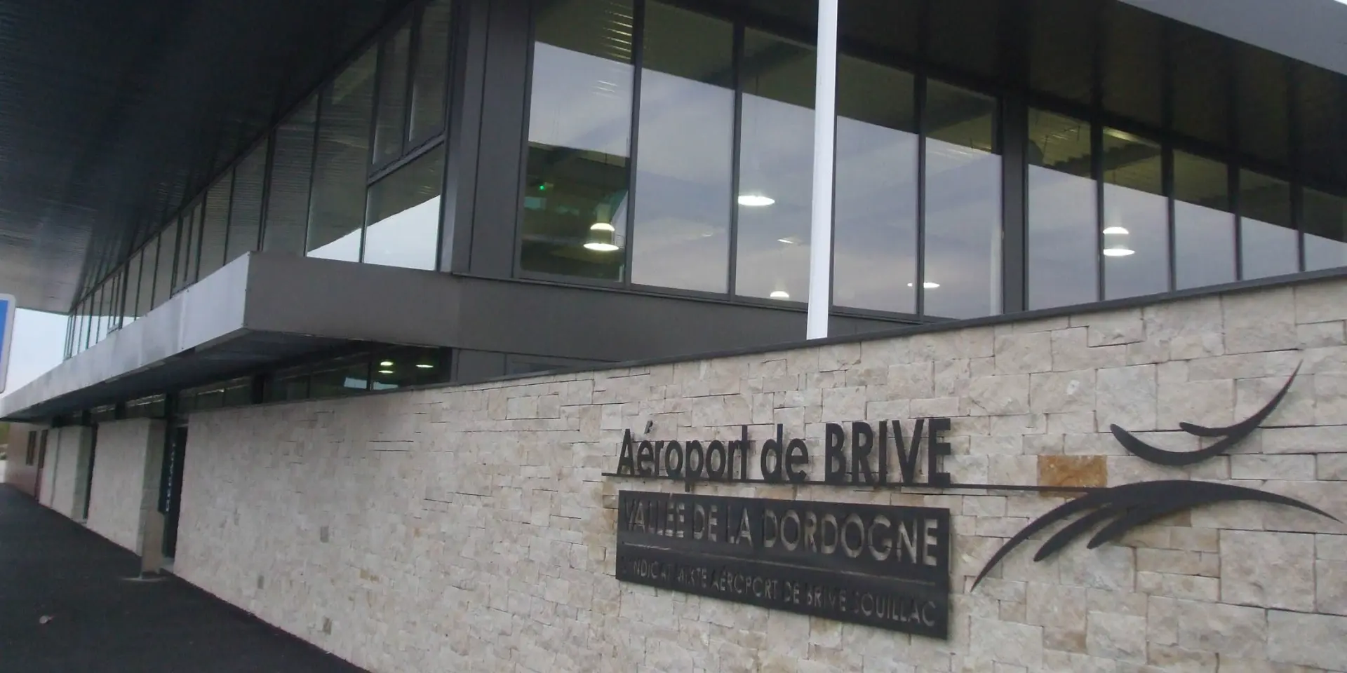 20100911 Aerogare De Laeroport De Brive Vallee De La Dordogne.jpg