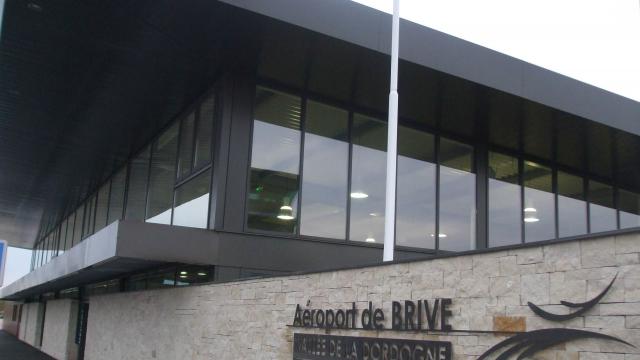 20100911 Aerogare De Laeroport De Brive Vallee De La Dordogne.jpg