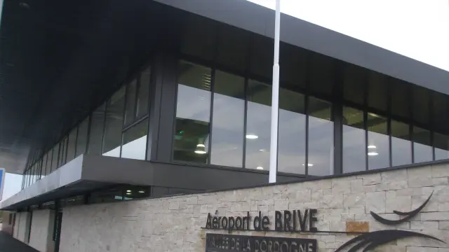 20100911 Aerogare De Laeroport De Brive Vallee De La Dordogne.jpg