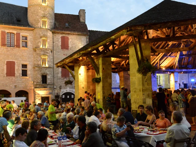 VALLEE DORDOGNE (46) MARTEL. BAL SOUS LES HALLES