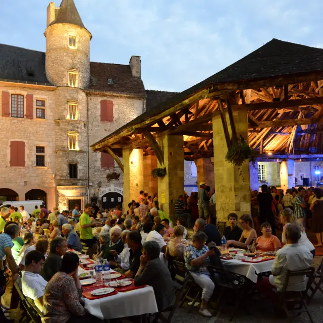 VALLEE DORDOGNE (46) MARTEL. BAL SOUS LES HALLES