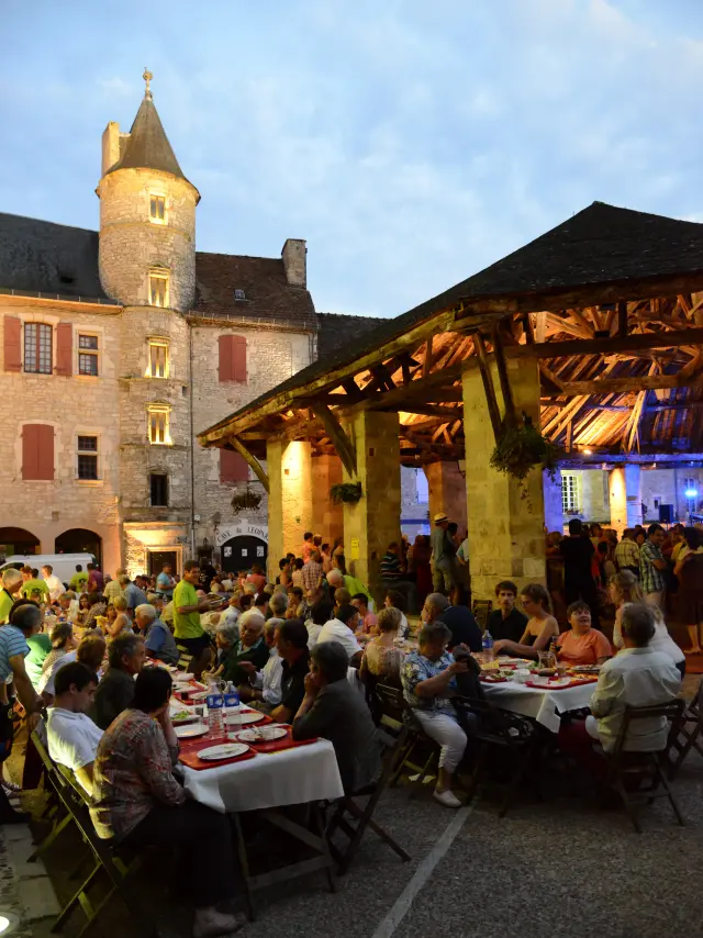VALLEE DORDOGNE (46) MARTEL. BAL SOUS LES HALLES