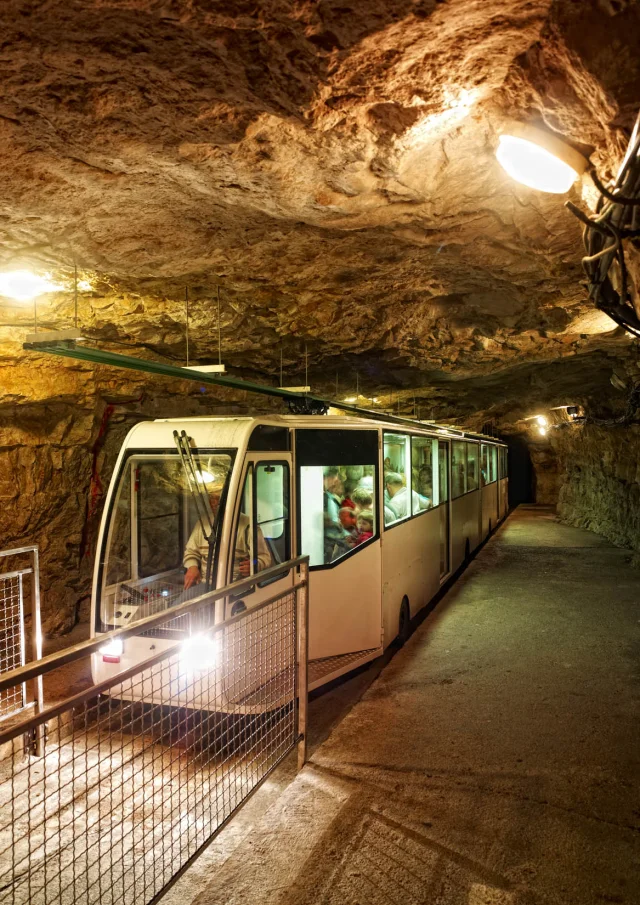 Acces Aux Grottes De Lacaves Avec Un Petit Train 1.jpg