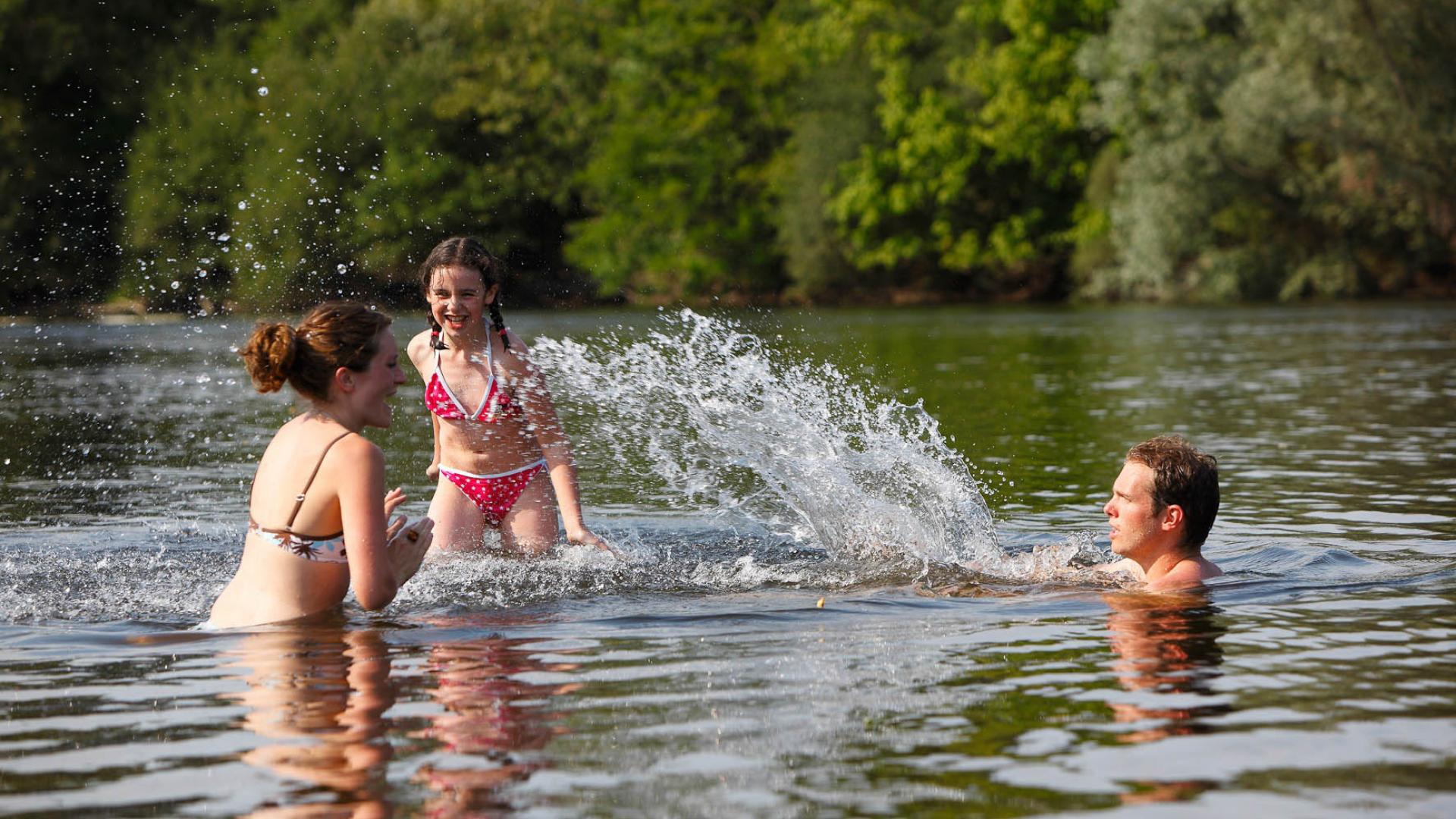 Baignade Dans La Dordogne R Lot Tourisme P. Soissons 7.jpg