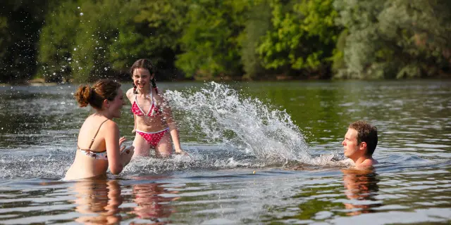 Baignade Dans La Dordogne R Lot Tourisme P. Soissons 7.jpg
