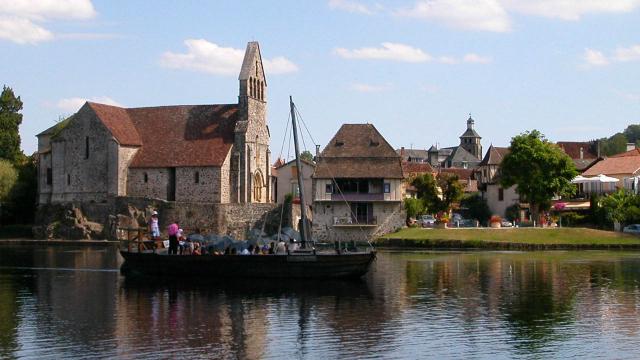 Balade Commentee En Gabare Sur La Dordogne Beaulieu Sur Dordogne Correze.jpg