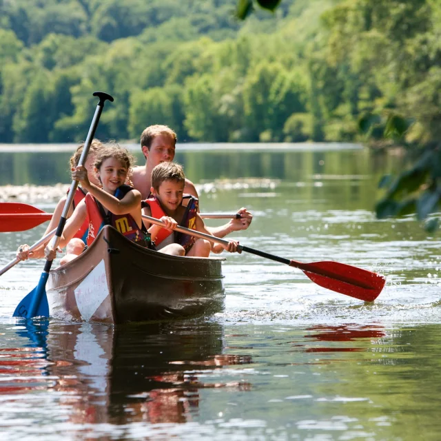 canoe_en_famille_sur_la_dordogne_c_lot_tourisme_-_p._soissons.jpg