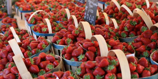 Fraises De Carpentras Au Marche Dapt.jpg