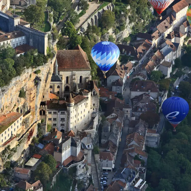 La cité médiévale de Rocamadour et les mongolfières