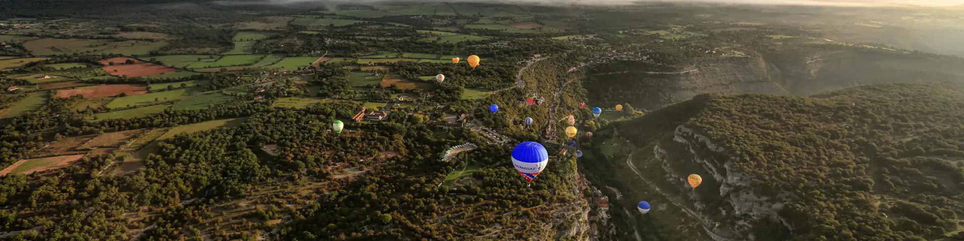 Les montgolfières au dessus du canyon de l'Alzou à Rocamadour
