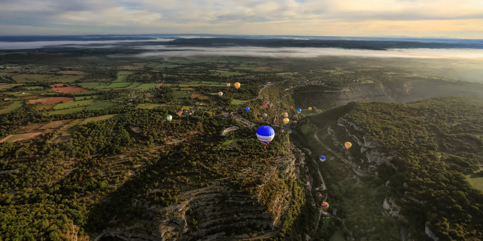 Les montgolfières au dessus du canyon de l'Alzou à Rocamadour