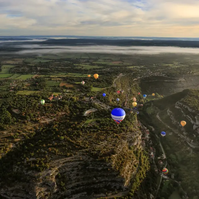 Les montgolfières au dessus du canyon de l'Alzou à Rocamadour