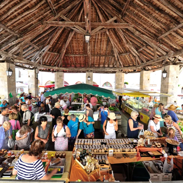 marche_sous_la_halle_a_martel_c_cochise_ory.jpg