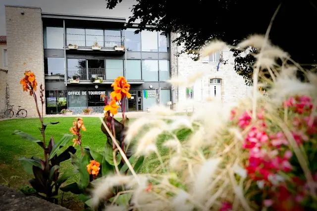 Office De Tourisme Saint Cere.jpg