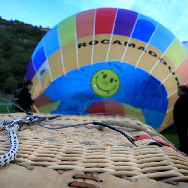 Préparation de la montgolfière avant le vol