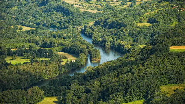 Vallee De La Dordogne Un Meandre.jpg