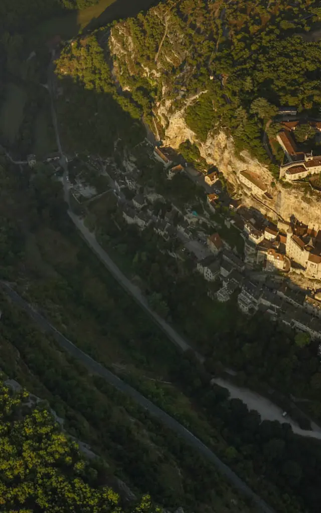 Rocamadour Cite Sacree Agripee A La Falaise.jpg