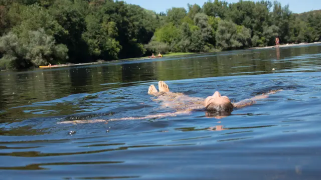 Baignade Riviere Dordogne Montvalentcmalikaturin 00097 C Malika Turin 0.jpg