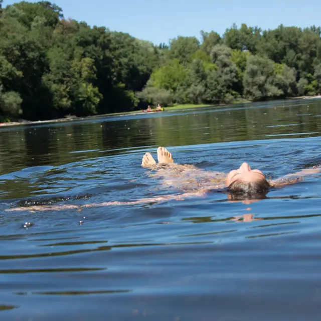 Baignade Riviere Dordogne Montvalentcmalikaturin 00097 C Malika Turin 0.jpg