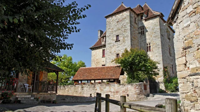 Visites Guidees Curemonte Place De Barbacane .jpg