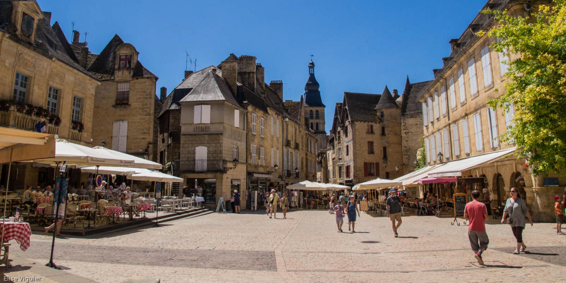 Visites Guidees Sarlat Place De La Liberte Elise Viguier.jpg