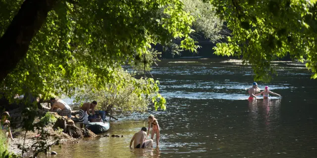 Baignade dans la Dordogne à Montvalent