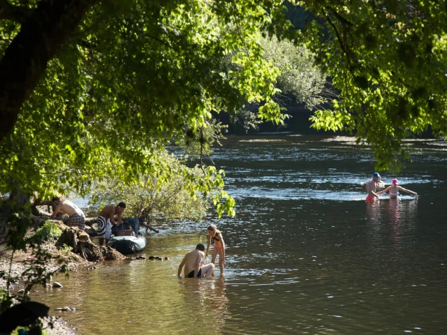 Baignade dans la Dordogne à Montvalent