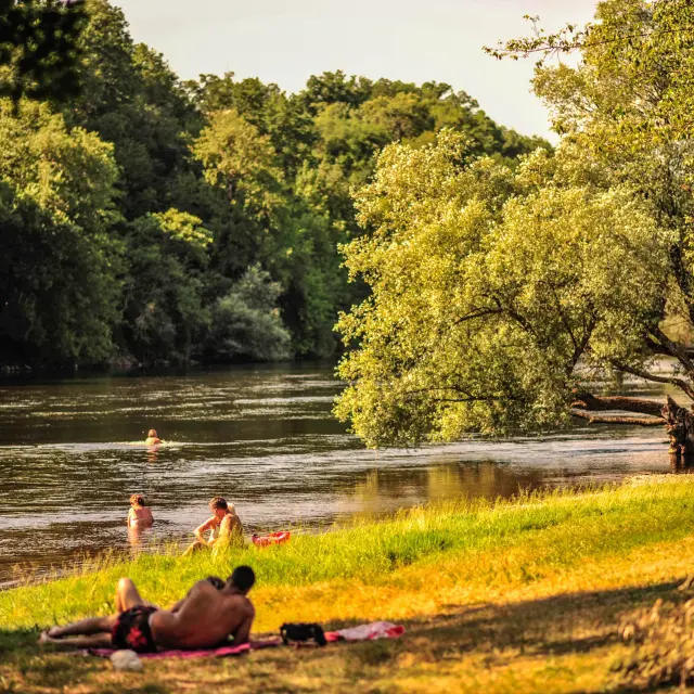 La plage du Vieux Chêne à Montvalent