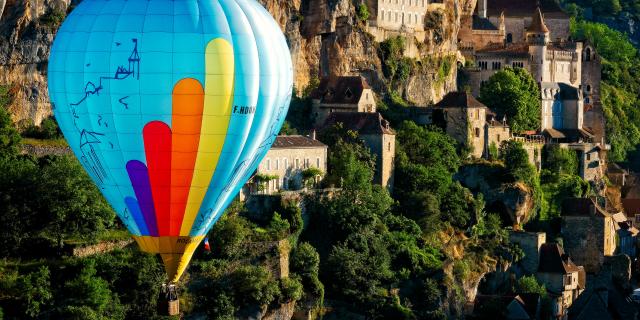 FRANCE. LE LOT. ROCAMADOUR. LA MONGOLFIERE DE L ASSOCIATION ROCAMADOUR AEROSTAT