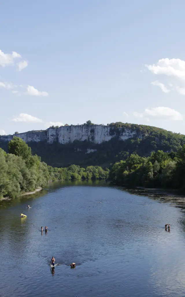 Pont de Saint-Sozy avec vue sur les falaises