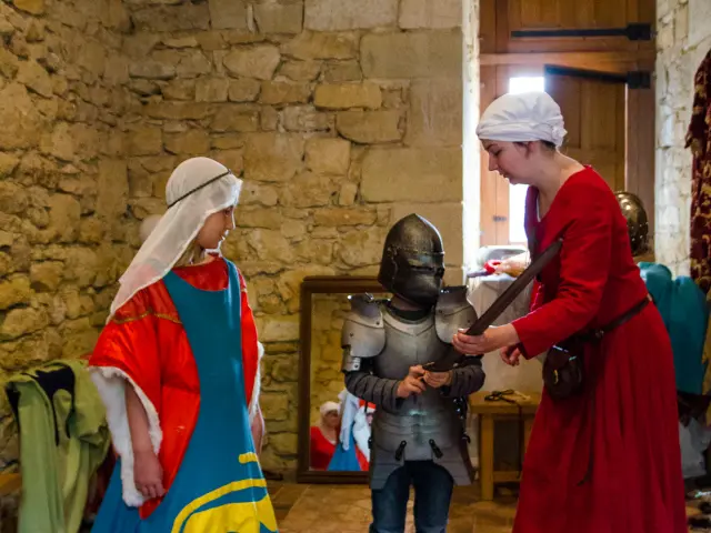 Chateau Castelnaud Essayage Armure ®boutry