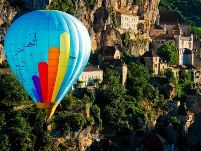 FRANCE. LE LOT. ROCAMADOUR. LA MONGOLFIERE DE L ASSOCIATION ROCAMADOUR AEROSTAT