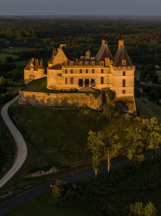 France, Dordogne (24), Périgord Pourpre, Biron, château de Biron, (vue aérienne)//France, Dordogne, Purple Perigord, Biron, Castle of Biron, (aerial view)