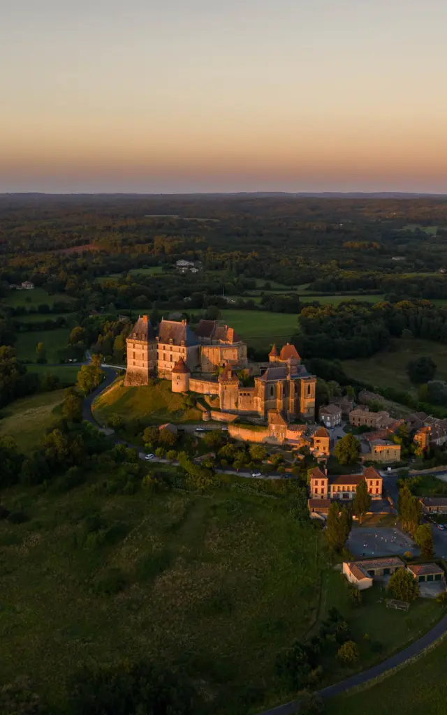 France, Dordogne (24), Périgord Pourpre, Biron, château de Biron, (vue aérienne)//France, Dordogne, Purple Perigord, Biron, Castle of Biron, (aerial view)