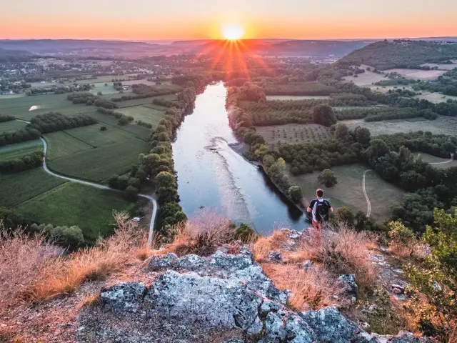 lever-de-soleil-sur-la-vallee-de-la-dordogne-clot-tourisme-teddy-verneuil-1-1920x960-crop-1615909432.jpeg