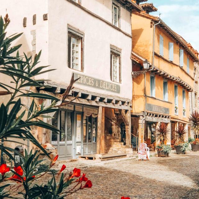 Beaulieu-sur-Dordogne, ruelle et boutiques