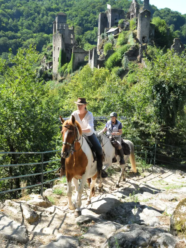 Tours De Merle Randonnée à Cheval © Christelle Bouyoux Corrèze Tourisme