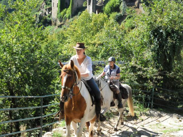 Tours De Merle Randonnée à Cheval © Christelle Bouyoux Corrèze Tourisme