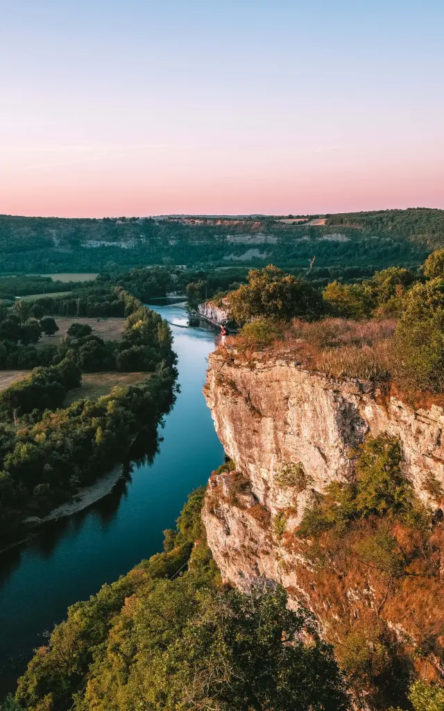 En Contemplation Devant La Vallée De La Dordogne Lot Tourisme Teddy Verneuil 191014 151107