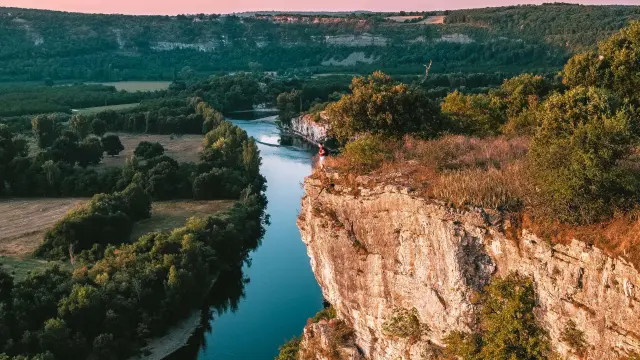 En Contemplation Devant La Vallée De La Dordogne Lot Tourisme Teddy Verneuil 191014 151107