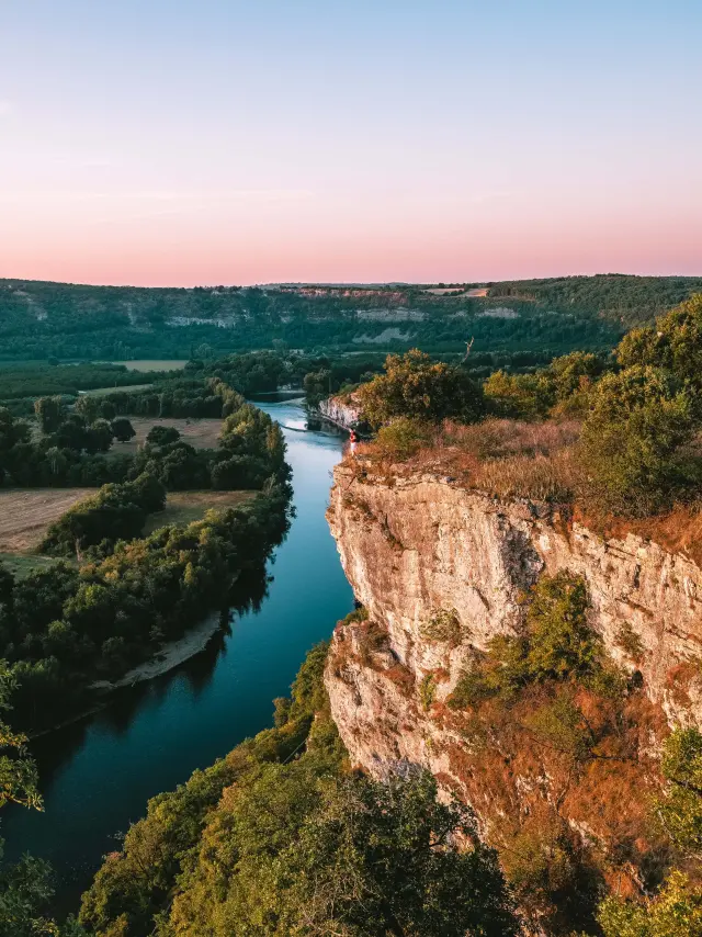 En Contemplation Devant La Vallée De La Dordogne Lot Tourisme Teddy Verneuil 191014 151107