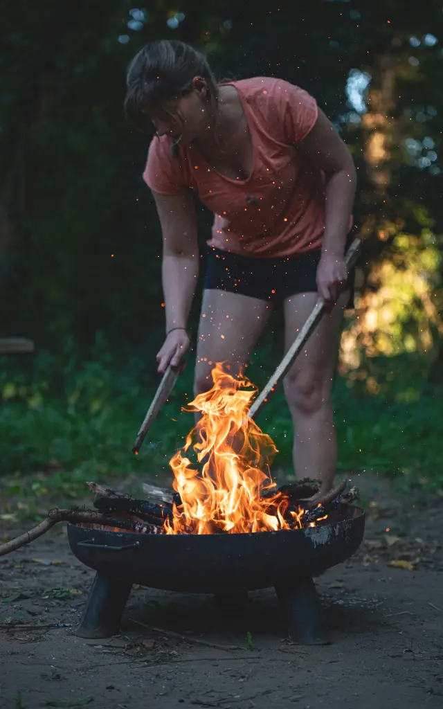 Feu De Camp Camping Femme Dan Courtice