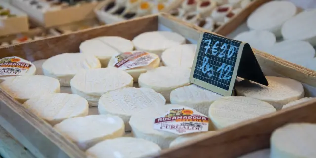 Fromages Rocamadour sur le marché de Cahors
