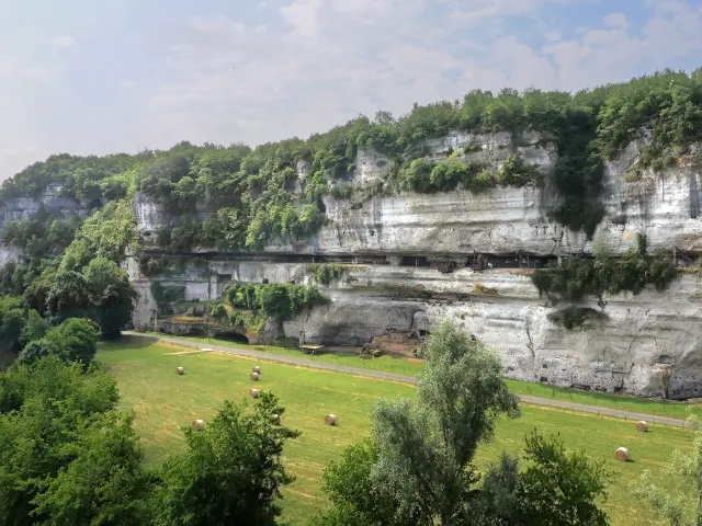 La Roque Saint-Christophe. Fort et Cité Troglodytiques