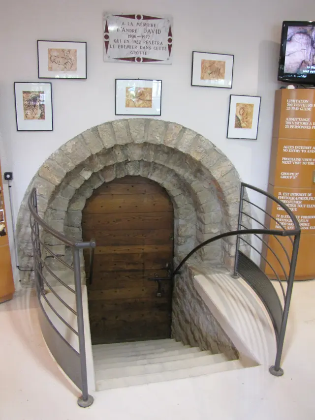 À la mémoire.d'André DAVID.1906 - 1977.qui en 1922 pénétra.le premier dans cette.grotte