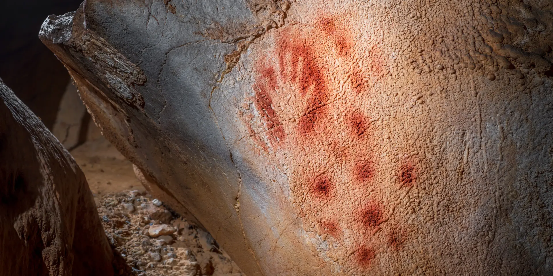 Main et ponctuations rouges - Grotte du Pech Merle